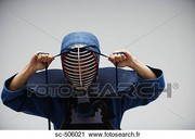 kendo-escrimeur-attacher-masque-banque-dimage-sc-506021.jpg