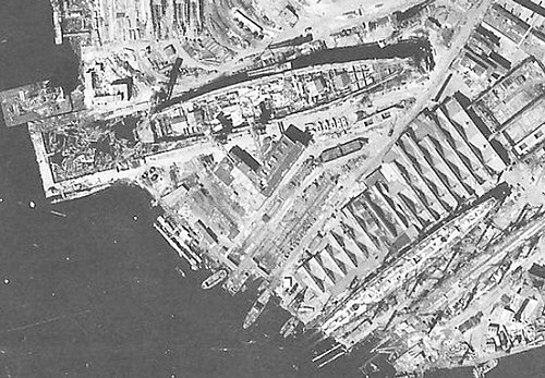 Vista aérea del Soviestky Soyuz en construcción en los astilleros Ordzhonikidze de Leningrado en junio de 1942