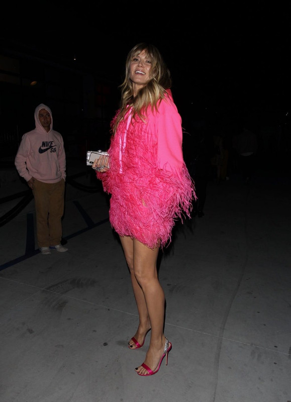 Heidi-Klum-Sexy-LegsCool.com-5-1024x1820 (22)