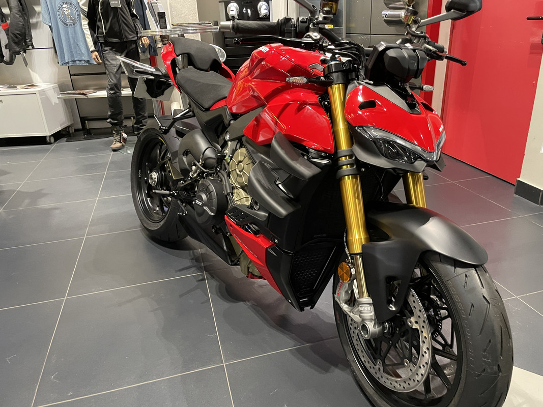 3E9868F6-B93A-4D28-B7D5-1F32C7E0BF0D