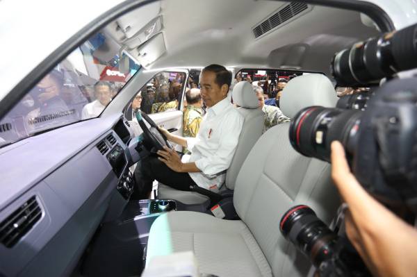 Presiden Jokowi mengunjungi mobil Esemka di IIMS 2023