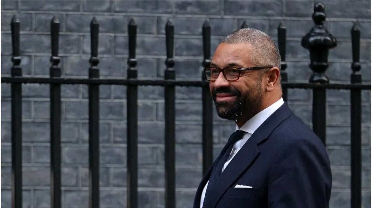 Ministro británico, criticado por broma sobre drogar a su esposa