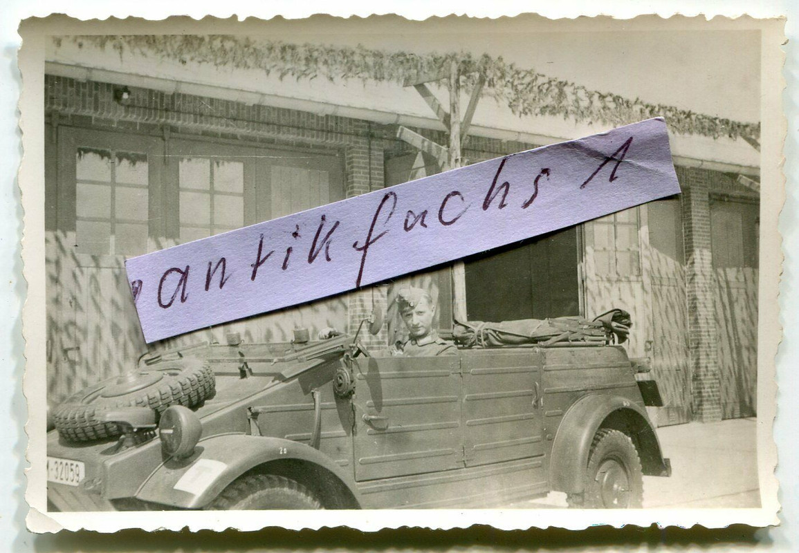 VW-Kübelwagen mit KdF-Radkappen und Divisions-Wappen