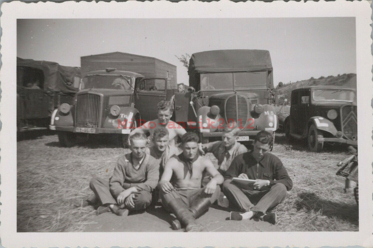 Foto, Wk2, Soldaten rasten vor großen Lkw