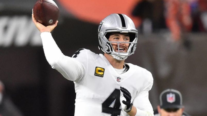 Las Vegas Raiders se quedan sin mariscal de campo; Derek Carr se despide del equipo