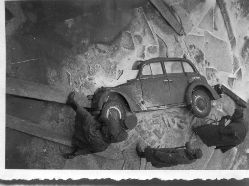 2WK Kübelwagen im EIS Fluss versunken