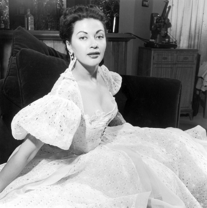 Yvonne_De_Carlo_c10