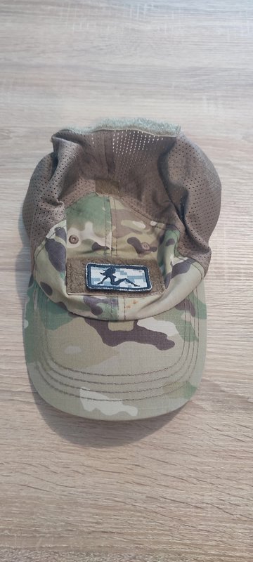 Une casquette multicam