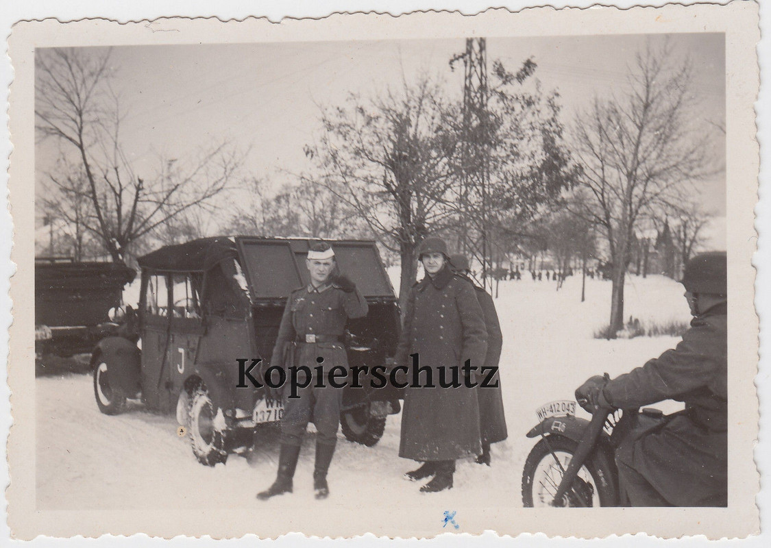 Foto Wehrmacht Soldaten mit Kübelwagen mit Kennung J Krad Motorr