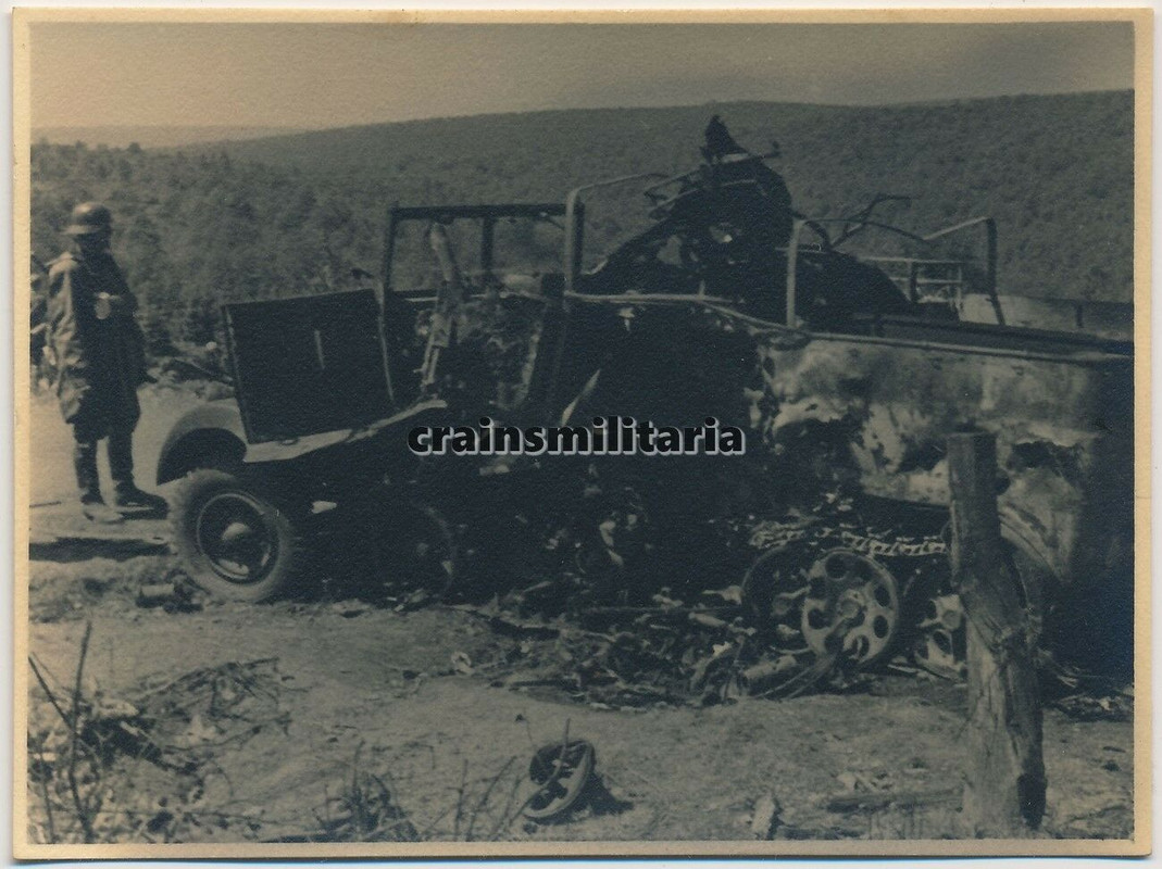 Orig. Foto Kradmelder b. zerstörte SdKfz 11 Halbkette 9.PD in Fr