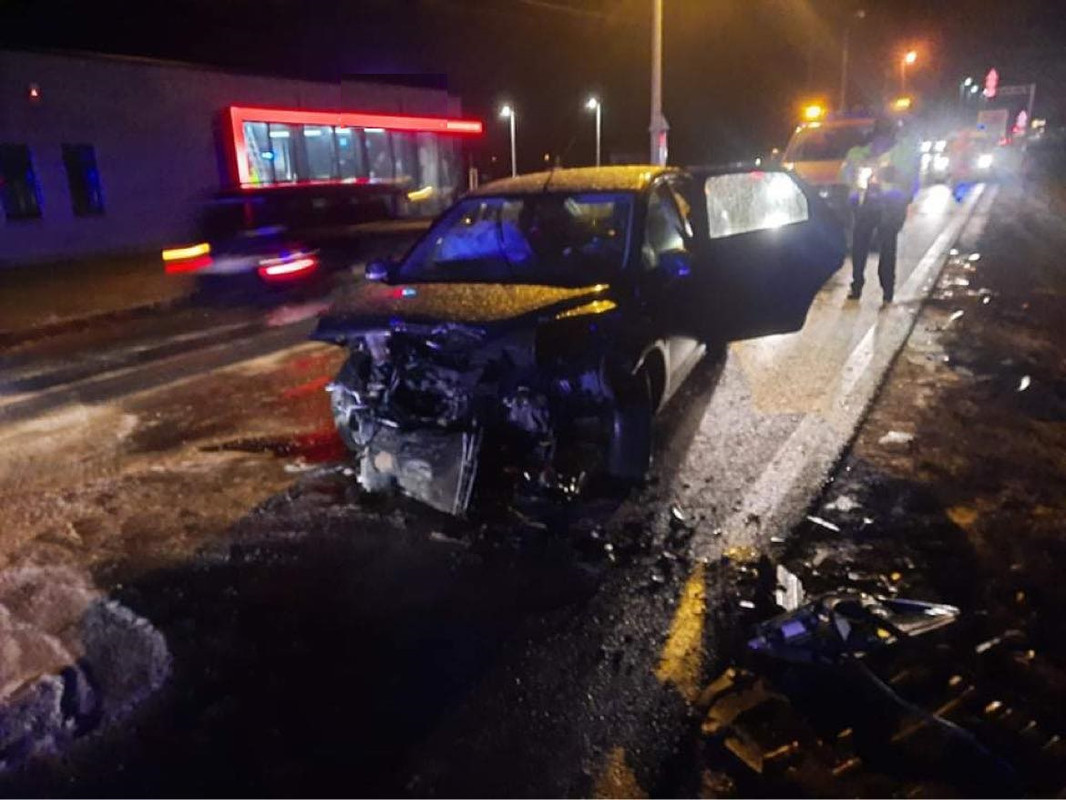 Szörnyethalt a szemközti sávba áthajtó, majd frontálisan ütköző autó  vezetője Tatabányán – baleset-info.hu