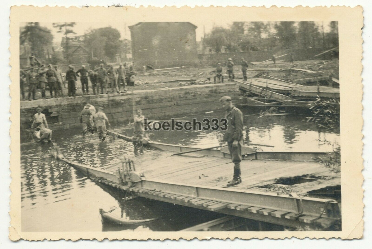 Foto Pioniere der Wehrmacht bauen Brücken über einen Kanal in Belgien 1940