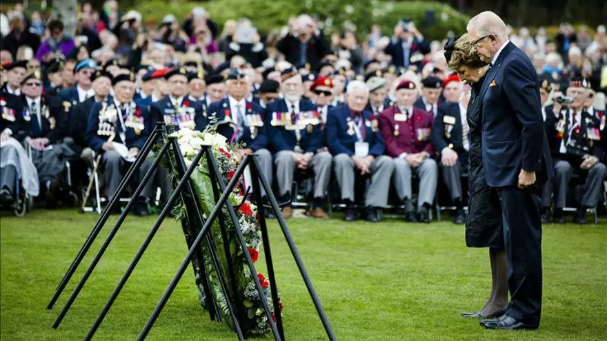 La princesa Beatriz de Holanda y su marido, honran a los caídos