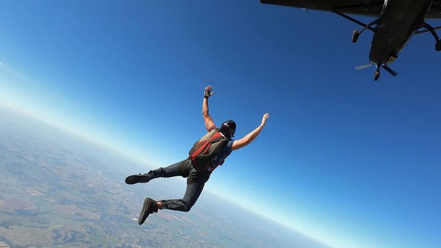 parachute-shutterstock-2045612450-900x500-1-890x500.jpg