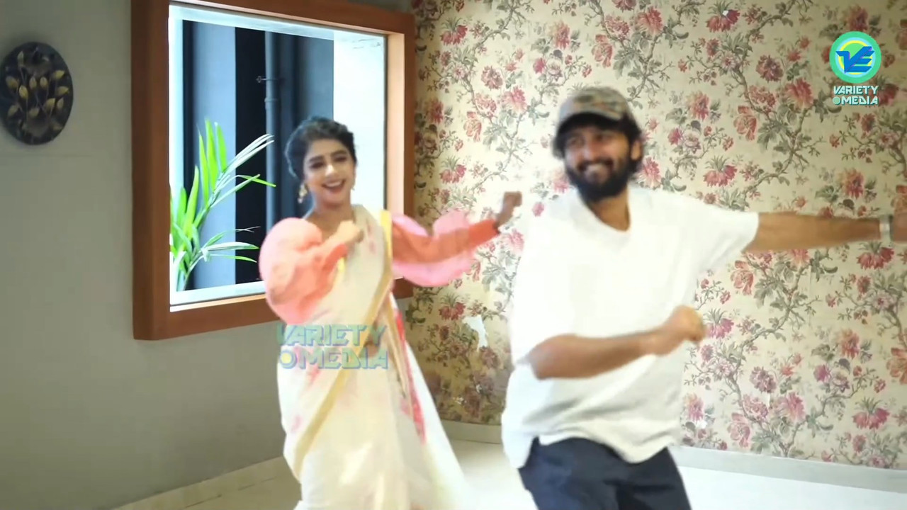 Pavithra Lakshmi Sexy Big Wide Navel in Saree from an event.mkv_snapshot_00.14.524