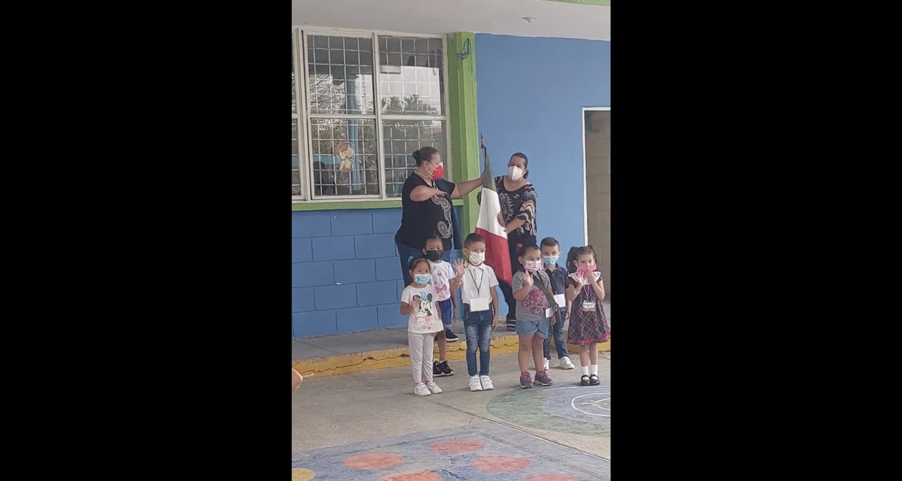 Niños de la escolta saludan a la Bandera y se viraliza el tierno momento