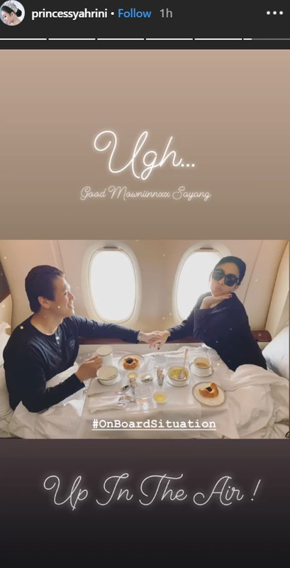 Syahrini dan Reino Barack berpose romantis di jet pribadi