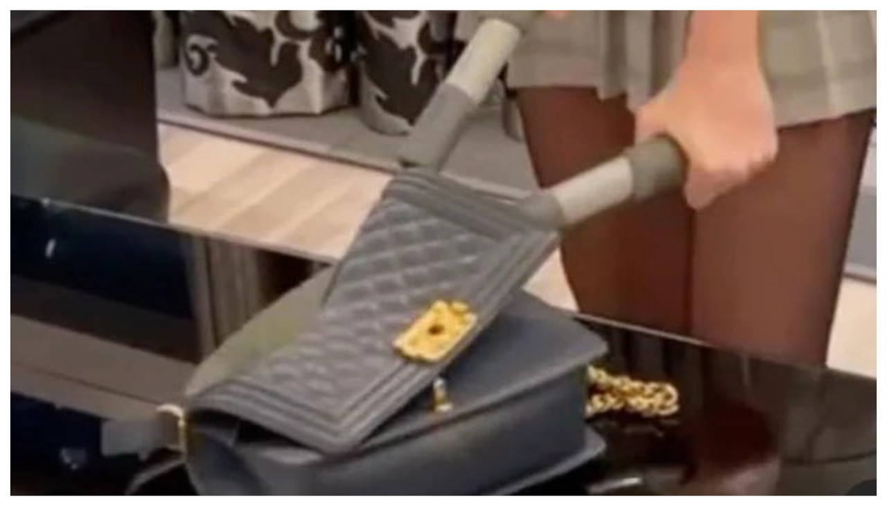 Influencers de Rusia destruyen sus bolsos Chanel en protesta contra la marca