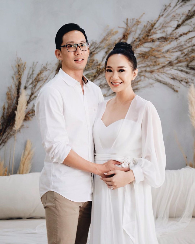 Tanpa banyak gembar-gembor, 5 seleb ini ikat janji suci dengan kekasih