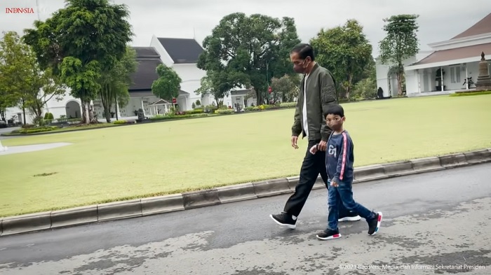 Presiden Jokowi bersama cucu pertamanya Jan Ethes ketika jalan-jalan pagi di Istana Kepresidenan Yogyakarta.