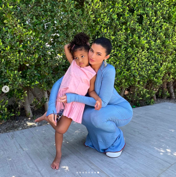 Kylie Jenner publica nueva foto de su segundo bebé, aún sin nombre