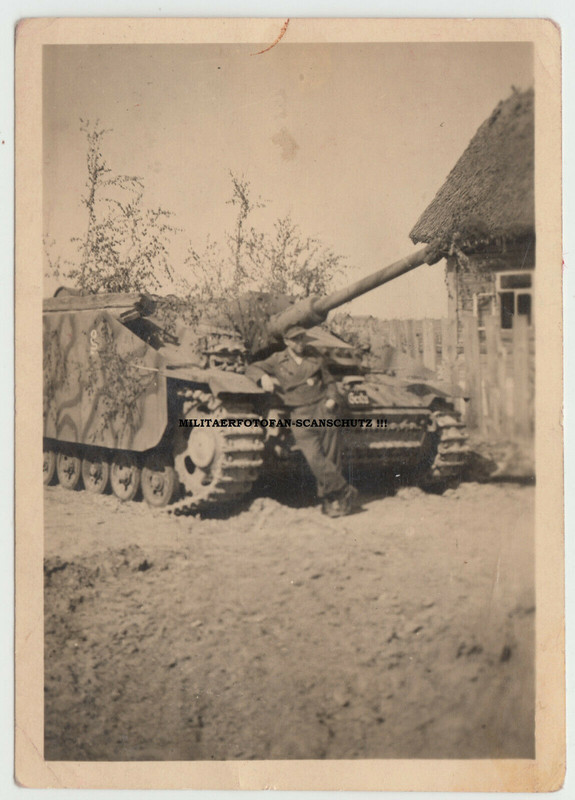 Orig.Foto Wehrmacht Sturmgeschütz III mit Kettenschutz russisches Dorf Rußland