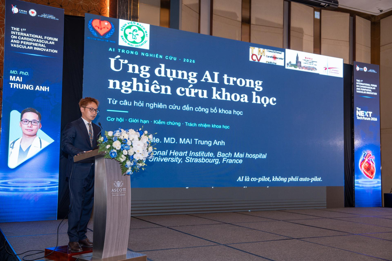 Các đại biểu phân tích hình ảnh chụp mạch số hóa xóa nền DSA trong ca bệnh khó