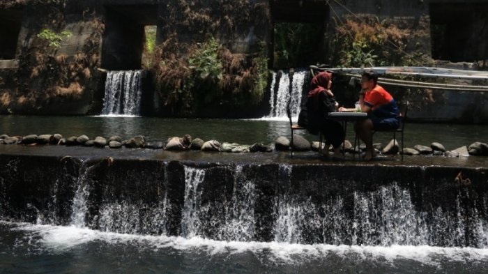 Suasana Joglo Pari Sewu, Resto sekaligus homestay di Bromonilan Purwomartani Kalasan Sleman. Menawarkan suasana tepi sungai, air terjun dan joglo khas. Ditemani kuliner khas tradisional menambah keasikan tamu menikmati makan di pedesaan.