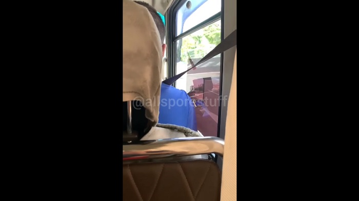 Tangkapan layar video seorang sopir bus antar jemput asyik bermain game di ponsel saat mengemudi.