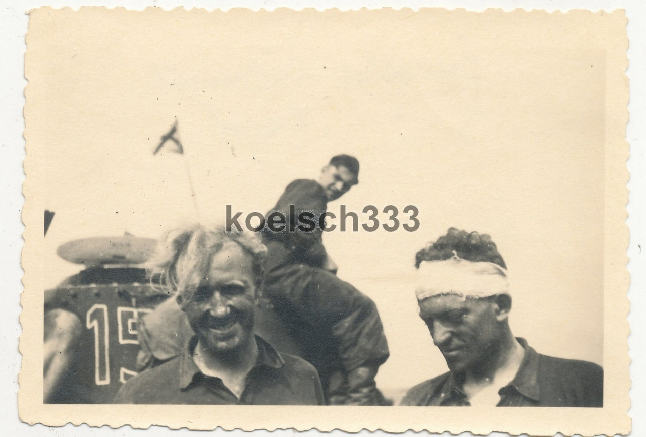 Foto verwundete Panzermänner vom Panzer Reg 21 nach Kämpfen an der Ostfront