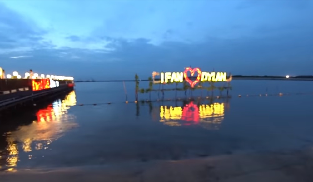 Pernikahan Ifan Seventeen dan Dylan Sahara di Pantai Ancol