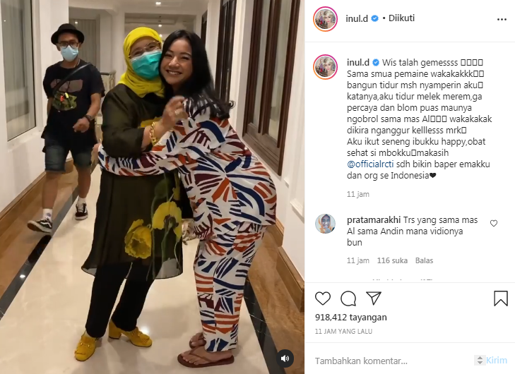 Ibunda Inul Daratista memeluk Glenca Chysara 
