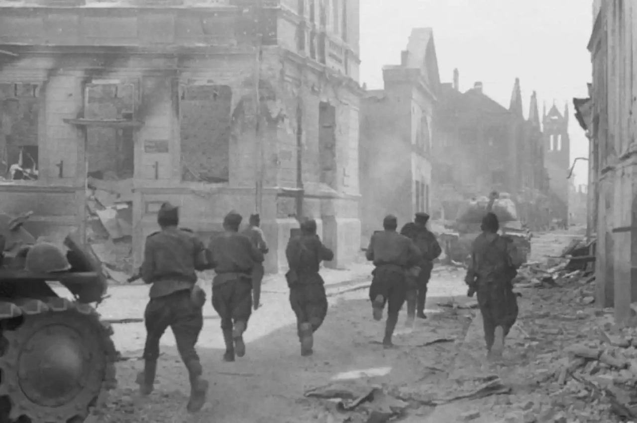 Soldados soviéticos del Primer Frente Báltico durante un ataque en la ciudad letona de Jelgava, 16 de agosto de 1944.