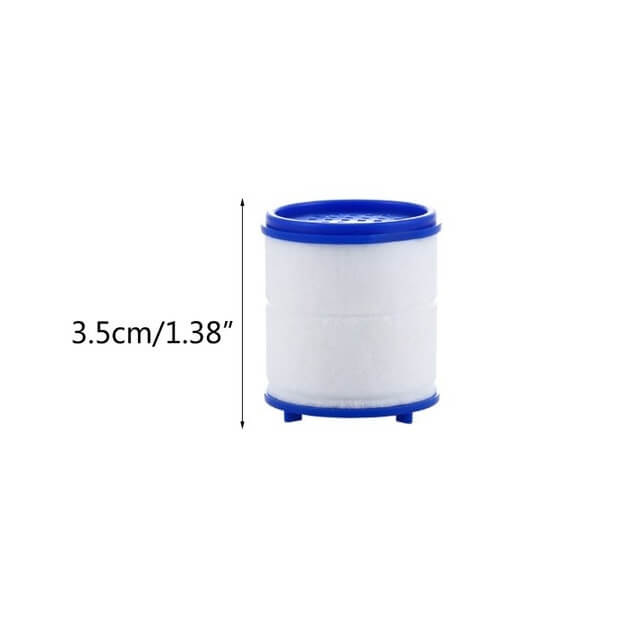 Vaso con agua limpia recién filtrada