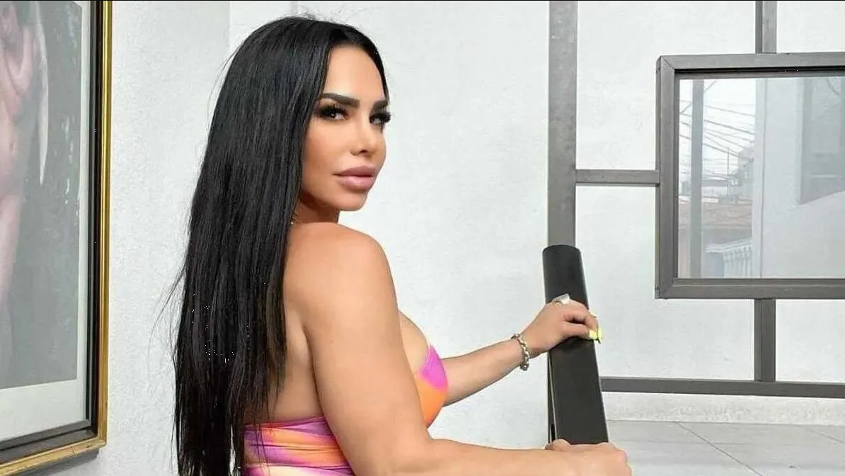 Lis Vega luce un coqueto atuendo rojo que deja poco a la imaginación