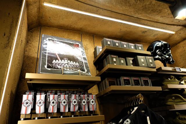 DOK-ONDAR DEN OF ANTIQUITIES: Tienda-museo para amantes de Star Wars - DISNEYLAND ~ STAR WARS: GALAXY'S EDGE, LA GUIA (38)