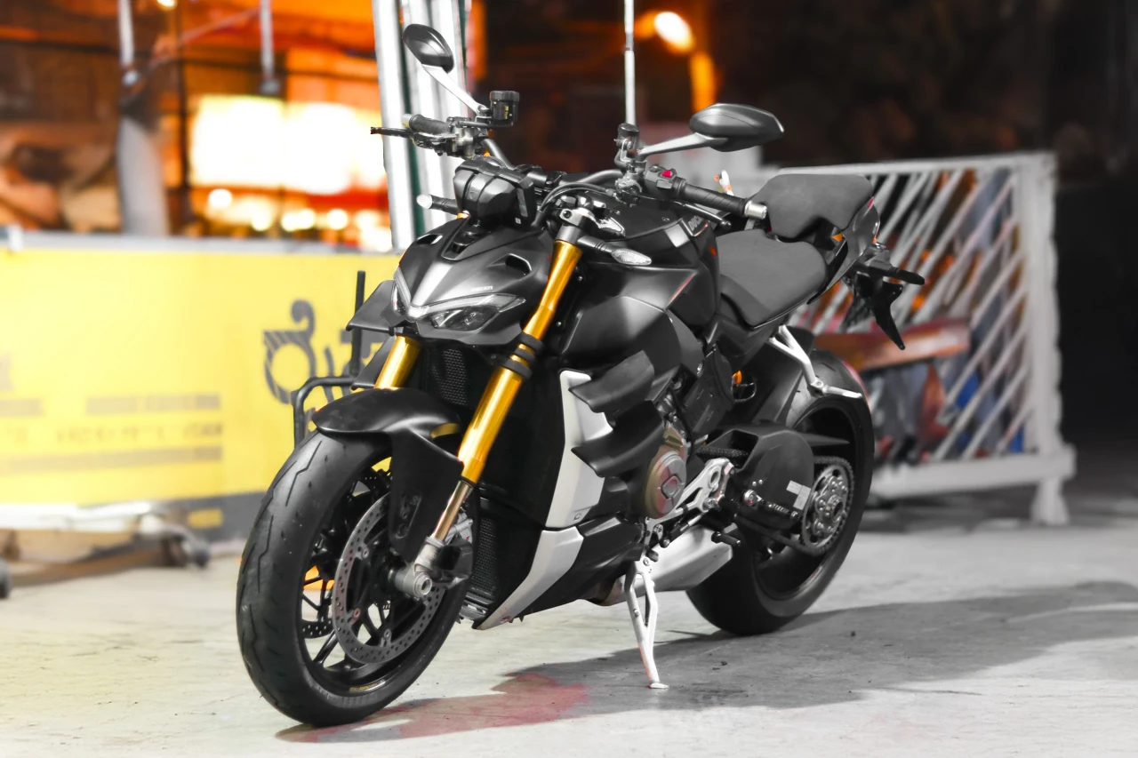 Ducati Streetfighter V4 tyre fitment context