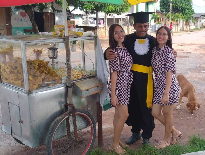 VIRAL: vendedor ambulante de papas se gradúa en Letras a los 52 años