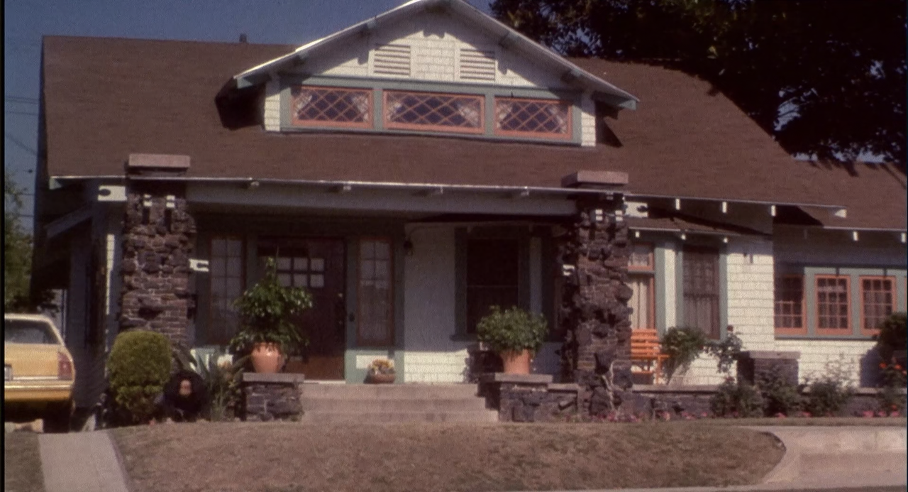 Twins.1988.BluRay.1080p.DD.2.0.AVC.REMUX-FraMeSToR[SS]10