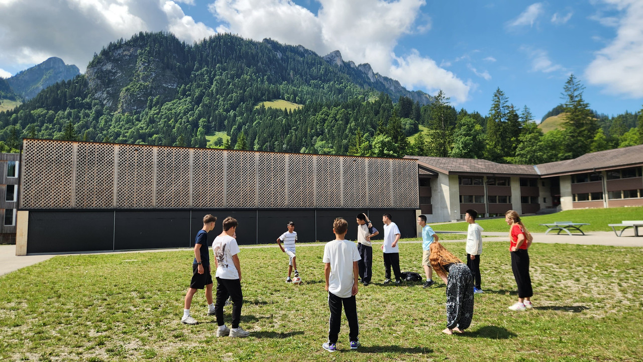 enfants dans un camp de vacance linguistique en suisse a schwarzsee