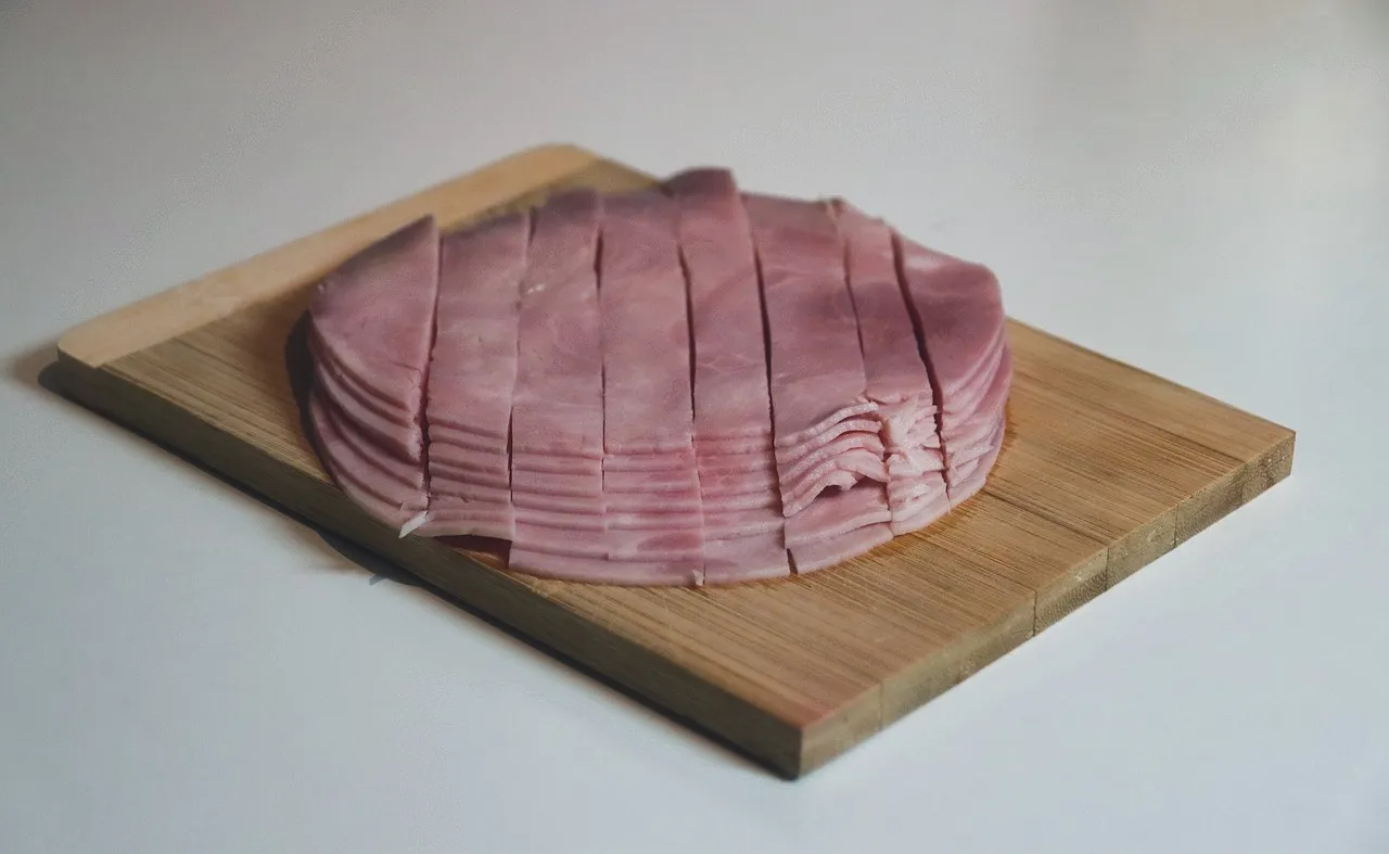 ¿Tu jamón tiene una sustancia viscosa y blanca? Esto es lo que pasa si lo comes