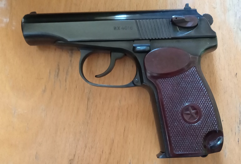 https://i.postimg.cc/LsYdKJHd/Makarov-PM-1981-1.jpg