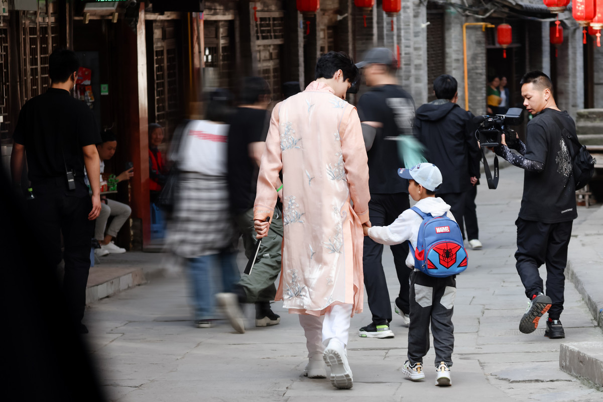 006CT39Tly1hdd9vanv6dj33so2j3u0y