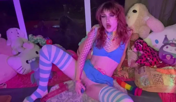 Schizobimb0 Plugs Her Ass And Masturbates With Her Dildos