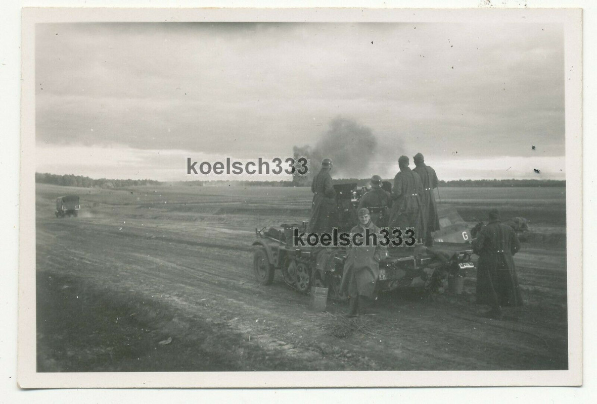 Foto Flak Panzer Halbkette beschießt den Feind an der Ostfront in Russland 1941