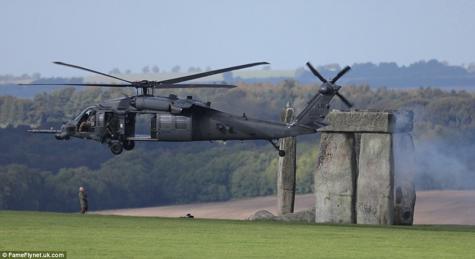 1475453425-stonehenge-07