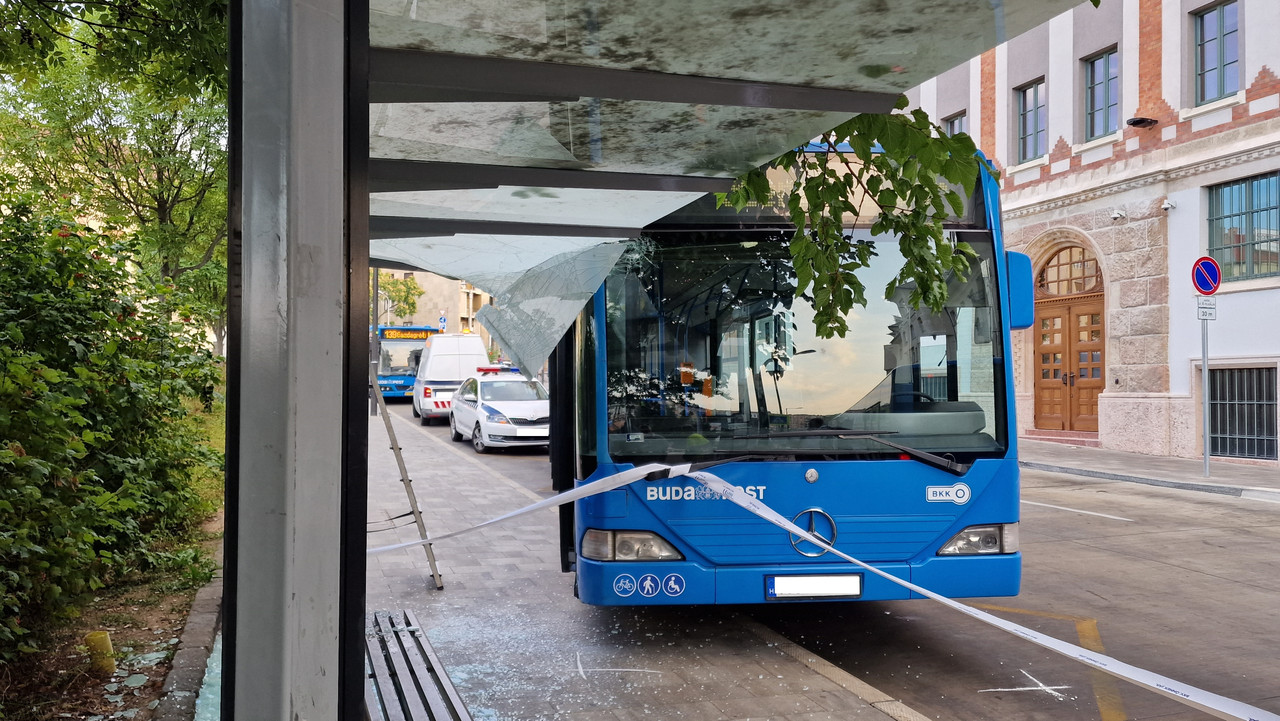 Beköszönt a megállóba egy, a végállomásra beálló autóbusz a Széll Kálmán  téren – Balesetinfo