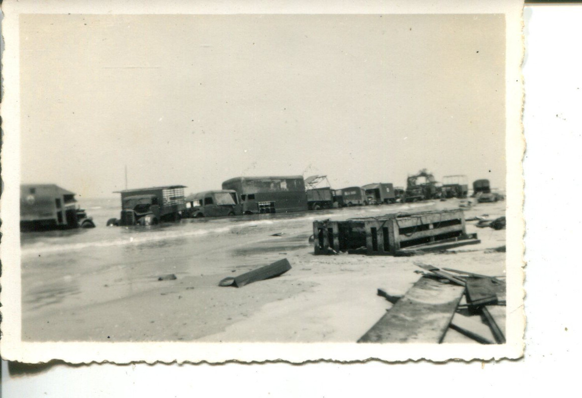 zurückgelassenen Fahrzeuge LKWs am Strand von Dü