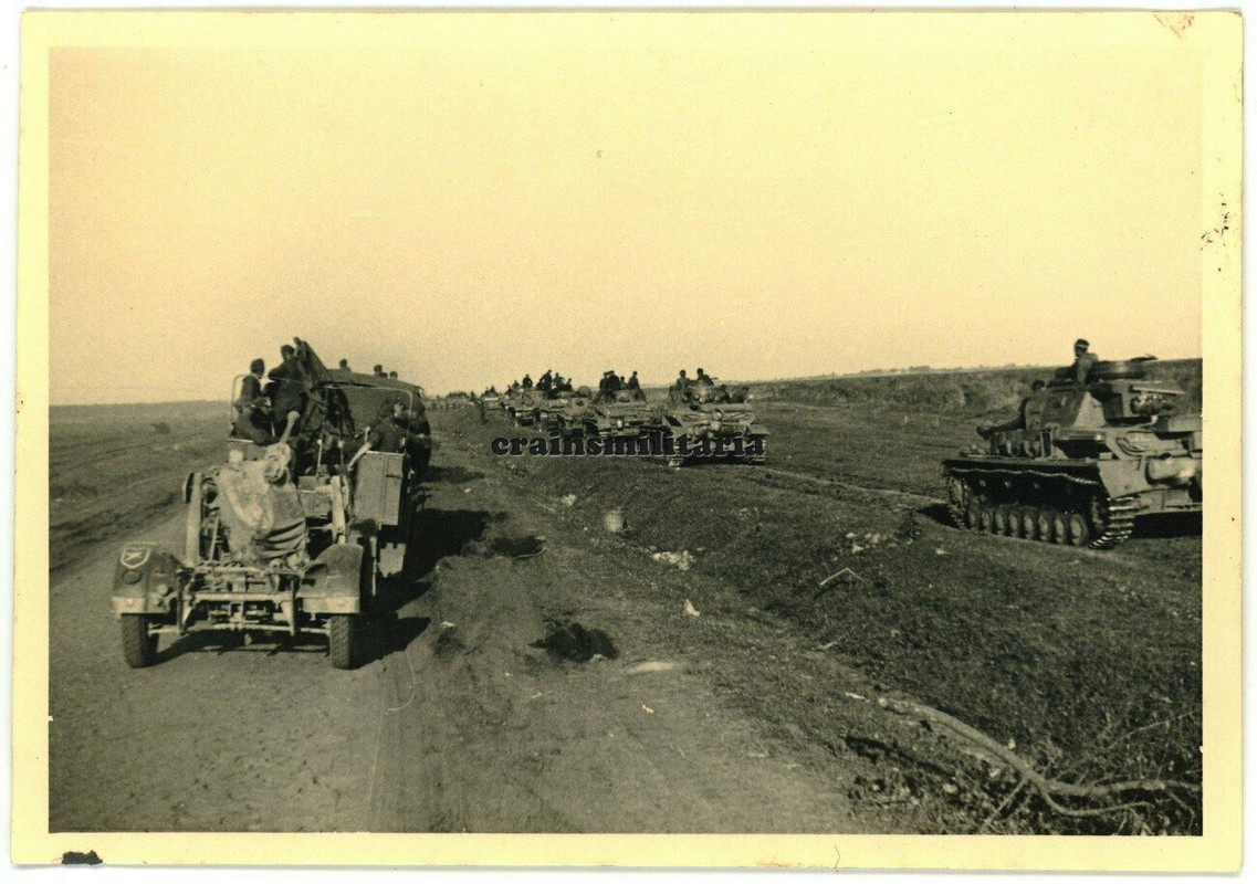 Orig. Foto Vormarsch Panzer IV Tank Flak Geschütz m. Wappen in Russland 1941