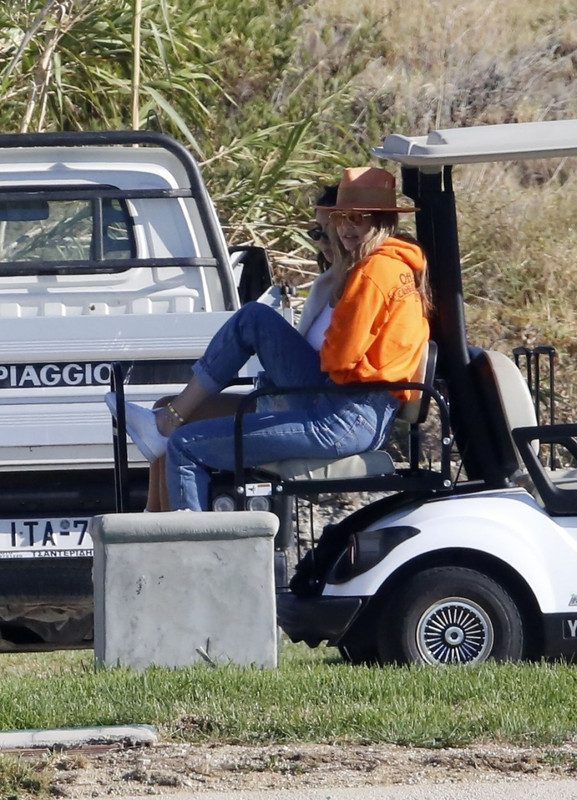 gigi-hadid-arrives-in-a-helicopter-at-mykonos-06-29-2018-7